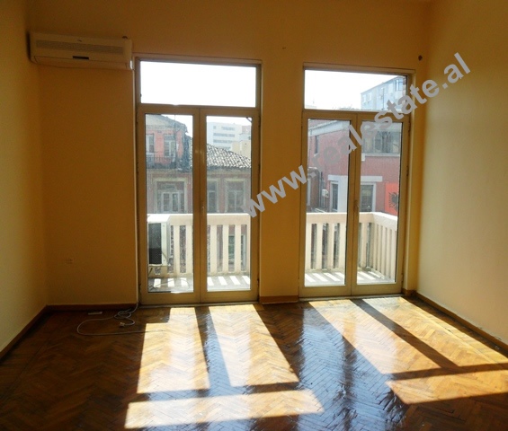 Five bedroom apartment for office for rent near center in Tirana , Albania (TRR-314-30b)