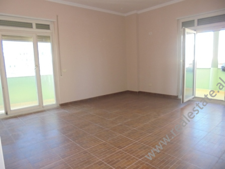 Unfurnished apartment for rent close to Artificial Lake in Tir28j