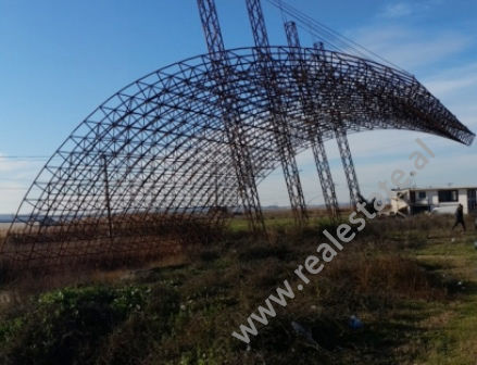 Toke dhe pike karburanti per shitje ne autostraden e Lushnjes (LUS-216-1b)