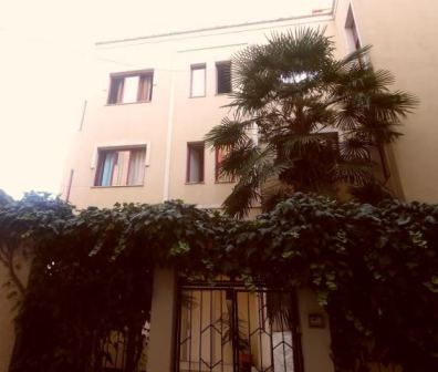 Three floor villa for business for rent in Fortuzi Street in Tirana , Albania (TRR-816-43a)
