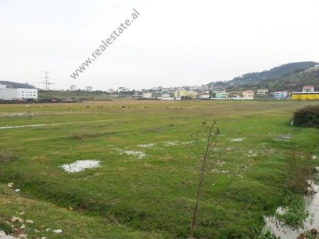 Toke per shitje prane autostrades Tirane-Durres ne zonen e Kasharit (TRS-115-46b)