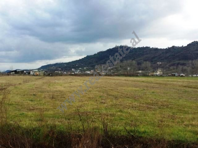 Toke per shitje ne zonen e Fushe-Prezes ne Tirane