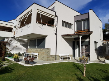 Villa for rent in Lunder, part of a modern villa's compound.
The villa has an outside surface of 47 Villa for rent in Lunder, part of a modern villa's compound.
The villa has an outside surface of 47