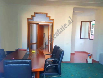 Apartament 1+1 per zyra me qera ne bulevardin Zogu I ne Tirane.
Ndodhet ne katin e 6-te te nje pall Apartament 1+1 per zyra me qera ne bulevardin Zogu I ne Tirane.
Ndodhet ne katin e 6-te te nje pall