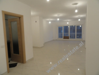 It is positioned on the 2nd floor of a building.
The store is 105 m2 with 2 bathrooms and is trav It is positioned on the 2nd floor of a building.
The store is 105 m2 with 2 bathrooms and is trav
