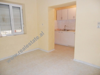 Apartament 3+1 me qera ne Tirane. Apartamenti ndodhet ne pallat ekzistues, buze rruges kryesore. Me Apartament 3+1 me qera ne Tirane. Apartamenti ndodhet ne pallat ekzistues, buze rruges kryesore. Me