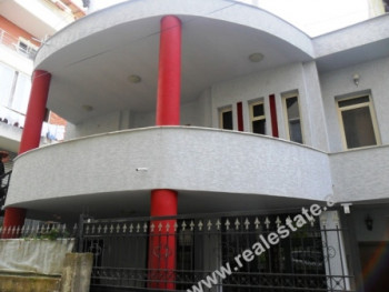 Vile 2-kateshe me qera mbi Kolegjin Kristal ne Tirane. Me siperfaqe 250 m2 vila eshte e organizuar n Vile 2-kateshe me qera mbi Kolegjin Kristal ne Tirane. Me siperfaqe 250 m2 vila eshte e organizuar n