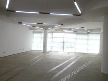 Ambjent zyre me qera ne rrethrrotullimin e Zogut te Zi ne Tirane. Ambjenti ndodhet ne katin e II te Ambjent zyre me qera ne rrethrrotullimin e Zogut te Zi ne Tirane. Ambjenti ndodhet ne katin e II te