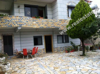 Vile 2-kateshe me qera ne rrugen “3 Vellezerit Kondi” ne Tirane.
Vila ndodhet jashte qy Vile 2-kateshe me qera ne rrugen “3 Vellezerit Kondi” ne Tirane.
Vila ndodhet jashte qy