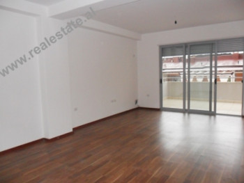Apartament 3+1 me qera prane Liqenit Artificial te Tiranes.
Apartamenti ndodhet ne katin e V- Apartament 3+1 me qera prane Liqenit Artificial te Tiranes.
Apartamenti ndodhet ne katin e V-
