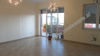 Apartament 1+1 me qera prane rruges se Kavajes ne Tirane. Apartamenti ndodhet ne nje nga zonat me te Apartament 1+1 me qera prane rruges se Kavajes ne Tirane. Apartamenti ndodhet ne nje nga zonat me te