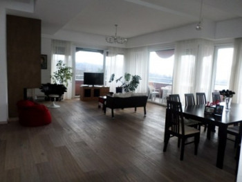 Apartament 4+1 me qera ne zonen e Liqenit Artificial ne Tirane.
Apartamenti ndodhet ne katin e gjas Apartament 4+1 me qera ne zonen e Liqenit Artificial ne Tirane.
Apartamenti ndodhet ne katin e gjas