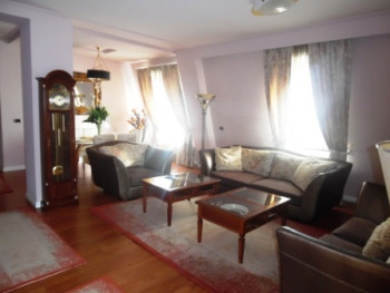 Apartament me qera ne rrugen janosh Huniadi ne Tirane.
Ndodhet ne katin e 6-te te nje pallati te ri Apartament me qera ne rrugen janosh Huniadi ne Tirane.
Ndodhet ne katin e 6-te te nje pallati te ri