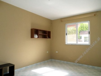 Apartament me qera prane rruges Don Bosko ne Tirane.
Apartamenti ndodhet ne katin e pare te nje vil Apartament me qera prane rruges Don Bosko ne Tirane.
Apartamenti ndodhet ne katin e pare te nje vil