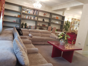 Apartament me qera ne rrugen Gjin Bue Shpata ne Tirane.
Apartamenti ndodhet ne katin e pare te nj Apartament me qera ne rrugen Gjin Bue Shpata ne Tirane.
Apartamenti ndodhet ne katin e pare te nj
