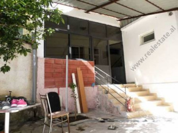 Apartament 2+1 me qera, pjese e nje vile me oborr privat dhe hyrje private.
Apartamenti, pozicionet Apartament 2+1 me qera, pjese e nje vile me oborr privat dhe hyrje private.
Apartamenti, pozicionet