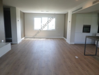 Apartamenti 3+1 me qera ne zonen e Lundres ne Tirane.
Apartamenti ndodhet ne katin e trete te nje r Apartamenti 3+1 me qera ne zonen e Lundres ne Tirane.
Apartamenti ndodhet ne katin e trete te nje r
