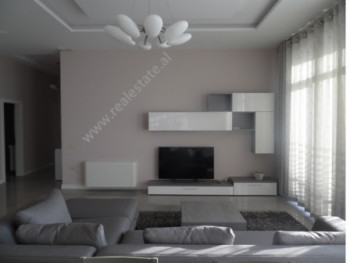 Apartament 3+1 me qera prane Kopshtit Zoologjik ne Tirane.
Apartamenti ndodhet ne katin e shtate te Apartament 3+1 me qera prane Kopshtit Zoologjik ne Tirane.
Apartamenti ndodhet ne katin e shtate te