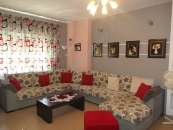 Apartament 1+1 me qera ne rrugen Zef Jubani ne Tirane.
Apartamenti ndodhet ne katin e trete te nje Apartament 1+1 me qera ne rrugen Zef Jubani ne Tirane.
Apartamenti ndodhet ne katin e trete te nje