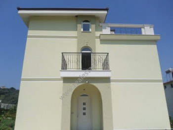 Vile 3-kateshe me qera ne rrugen Riza Kasemi ne Tirane.
Vila ka siperfaqe 240 m2 dhe oborr 600 m2.
Vile 3-kateshe me qera ne rrugen Riza Kasemi ne Tirane.
Vila ka siperfaqe 240 m2 dhe oborr 600 m2.