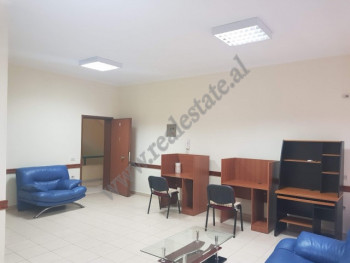 Zyre me qera ne rrugen Arkitekt Kasemi ne Tirane.
Ndodhet ne katin e 2-te te nje pallati te ri.
Am Zyre me qera ne rrugen Arkitekt Kasemi ne Tirane.
Ndodhet ne katin e 2-te te nje pallati te ri.
Am