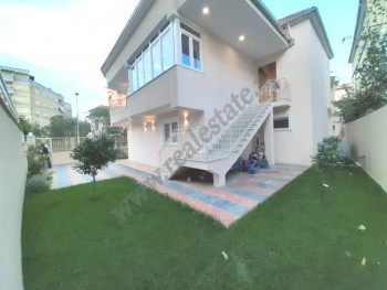 Vile 3 kateshe me qera ne rrugen Isuf Elezi ne Tirane.
Vila ka nje siperfaqe ndertimi prej 480 m2 d Vile 3 kateshe me qera ne rrugen Isuf Elezi ne Tirane.
Vila ka nje siperfaqe ndertimi prej 480 m2 d