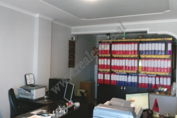 Apartament 2+1 per shitje ne zonen e Bllokut ne Tirane.
Shtepia ndodhet ne katin e dhjete jo te fun Apartament 2+1 per shitje ne zonen e Bllokut ne Tirane.
Shtepia ndodhet ne katin e dhjete jo te fun