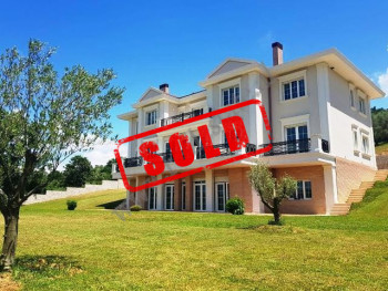 Three storey villa for sale in Vore-Marikaj Street in Tirana.
It offers a total land area of 3400m2 Three storey villa for sale in Vore-Marikaj Street in Tirana.
It offers a total land area of 3400m2