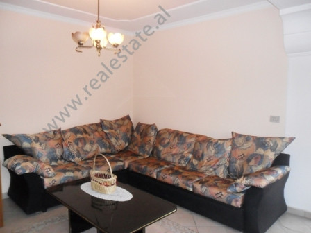 Apartament 3+1 me qera perballe gjimnazit &ldquo;Petro Nini Luarasi&rdquo; ne Tirane.
Apartamenti m