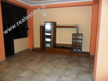 Apartament 2+1 me qera prane Kishes Katolike ne Tirane. Apartamenti ndodhet ne katin e II te nje pal Apartament 2+1 me qera prane Kishes Katolike ne Tirane. Apartamenti ndodhet ne katin e II te nje pal