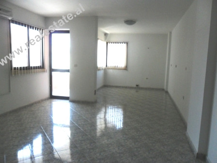 Apartament 2+1 ne shitje ne rrugen Ismail Qemali ne Tirane.
Apartamenti eshte mjaft i pershtatshem 