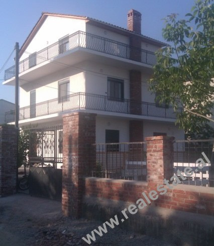 Vile 3-kateshe me qera prane Sanatoriumit ne Tirane.
Vila ofrohet e mobiluar me te gjitha mobiljet Vile 3-kateshe me qera prane Sanatoriumit ne Tirane.
Vila ofrohet e mobiluar me te gjitha mobiljet