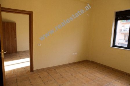 Apartament 3+1 me qera ne fillim te rruges se Durresit ne Tirane.
Apartamenti ndodhet ne katin e II Apartament 3+1 me qera ne fillim te rruges se Durresit ne Tirane.
Apartamenti ndodhet ne katin e II