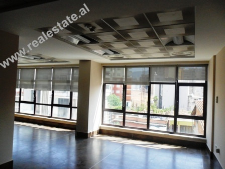 Ambient per zyra me qera ne rrugen e Barrikadave ne Tirane.
Ambienti ndodhet ne katin e trete te Ambient per zyra me qera ne rrugen e Barrikadave ne Tirane.
Ambienti ndodhet ne katin e trete te