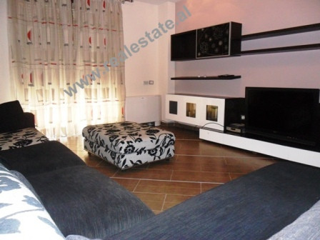 Apartament 3+1 me qera te Gjimnazi Petro Nini Luarasi ne Tirane.
Apartamenti ndodhet ne katin e II- Apartament 3+1 me qera te Gjimnazi Petro Nini Luarasi ne Tirane.
Apartamenti ndodhet ne katin e II-