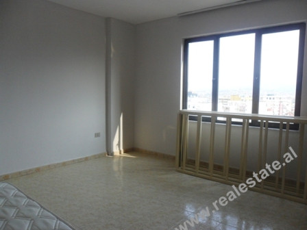 Apartament 3+1 me qera ne rrugen e Bogdaneve ne Tirane.
Apartamenti ndodhet ne katin e IX-te te nje Apartament 3+1 me qera ne rrugen e Bogdaneve ne Tirane.
Apartamenti ndodhet ne katin e IX-te te nje
