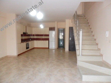 Apartament dupleks 3+1 me qera ne Rezidencen Kodra e Diellit ne Tirane.
Apartamenti ndodhet ne nje Apartament dupleks 3+1 me qera ne Rezidencen Kodra e Diellit ne Tirane.
Apartamenti ndodhet ne nje
