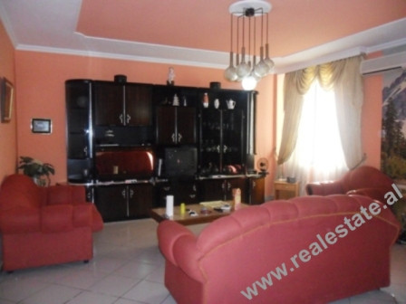 Apartament 2+1 me qera ne rrugen Ymer Kurti ne Tirane.
Apartamenti ndodhet ne katin e II-te te bani Apartament 2+1 me qera ne rrugen Ymer Kurti ne Tirane.
Apartamenti ndodhet ne katin e II-te te bani