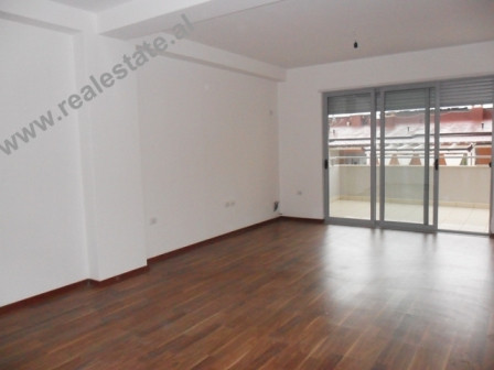 Apartament 3+1 me qera prane Liqenit Artificial te Tiranes.
Apartamenti ndodhet ne katin e &nbsp;V-