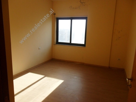 Apartament per zyra me qera ne rrugen e Barrikadava ne Tirane.
Apartamenti ndodhet ne katin e 7 te 