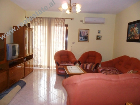 Apartament 2+1 me qera prane Liqenit Artificial ne Tirane.
Apartamenti ndodhet ne katin e III-te te Apartament 2+1 me qera prane Liqenit Artificial ne Tirane.
Apartamenti ndodhet ne katin e III-te te