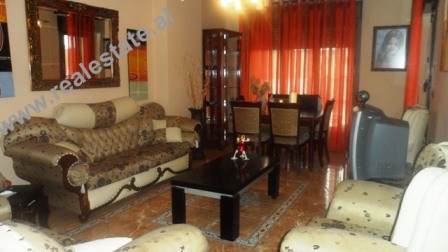 Apartament 3+1 me qera ne rrugen Urani Pano ne Tirane.
Apartamenti ndodhet ne qender te qytetit, sh Apartament 3+1 me qera ne rrugen Urani Pano ne Tirane.
Apartamenti ndodhet ne qender te qytetit, sh