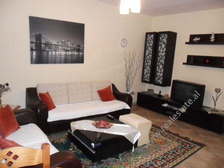 Apartament me qera ne rrugen Muhamet Gjollesha ne Tirane.&nbsp;

Pozicionohet ne rrugen kryesore n