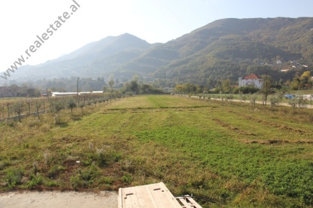 Toke bujqesore ne shitje ne Autostraden Tirane-Elbasan.
Toka ndodhet ne buze te rruges kryesore me 