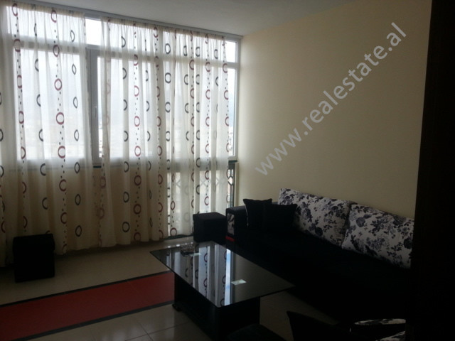 Apartament me qera ne fillim te rruges se Kavajes ne Tirane.
Apartamenti&nbsp; pozicionohet ne ne k