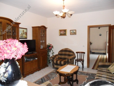 Apartament 2+1 me qera prane Qytetit Studenti ne Tirane.
Apartamenti ndodhet ne nje grup vilash, ne