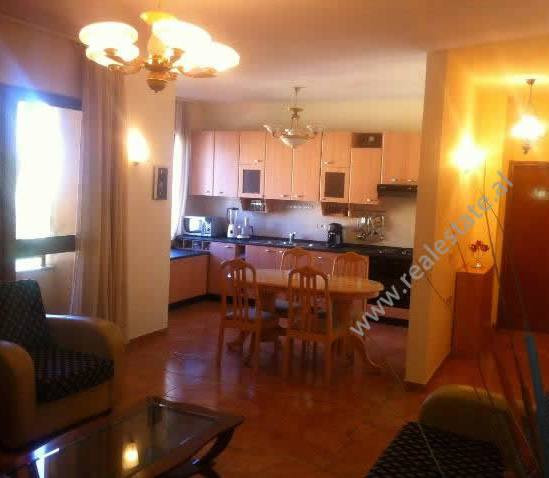 Apartament me qera ne rrugen Llazar Pulluqi ne Tirane.
Apartamenti ndodhet ne katin e 6 te nje pall