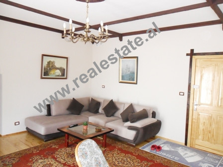 Apartament 1 + 1 me qera prane rruges Peti ne Tirane.

Apartamenti ndodhet ne katin e pare te nje 