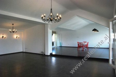 Apartament modern 3+1 me qera ne Tirane.
Apartamenti ndodhet larg zhurmes se qytetit, te Liqeni A Apartament modern 3+1 me qera ne Tirane.
Apartamenti ndodhet larg zhurmes se qytetit, te Liqeni A