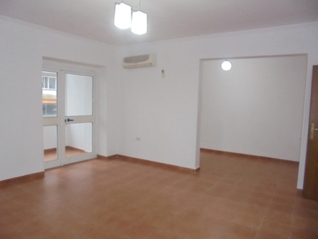 Apartament per zyra me qera ne zonen e ish-Bllokut ne Tirane.
Apartament ndodhet ne katin e III-te 